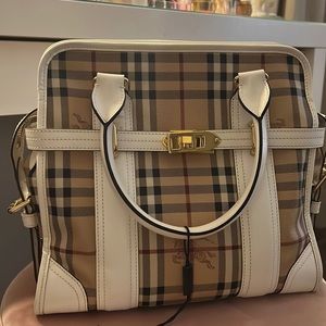 I’m selling a Burberry bag.Almost new